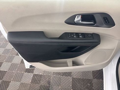 Used 2024 Chrysler Pacifica Touring-L image 23