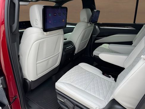 New 2026 Cadillac Escalade ESV Platinum Sport w/ LPO, ONYX Package AWD/4WD image 18