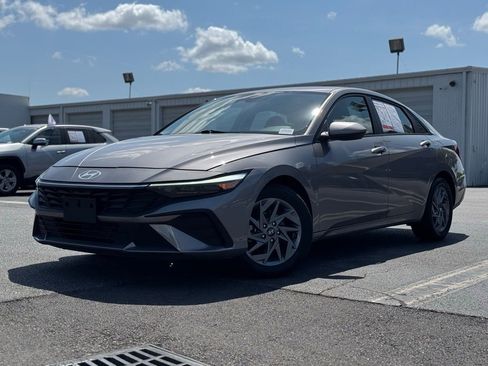 Used 2024 Hyundai Elantra SEL FWD image 6