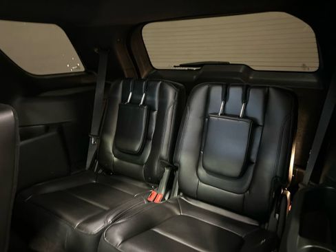 Used 2018 Ford Explorer XLT w/ Equipment Group 202A AWD/4WD image 33