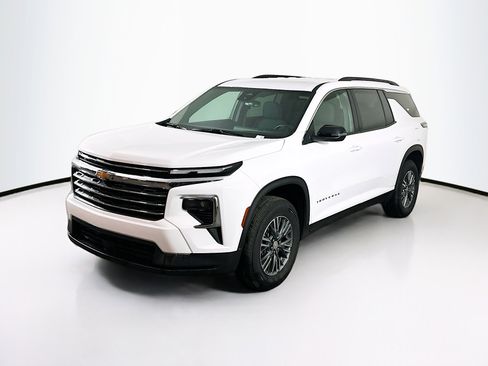 Used 2025 Chevrolet Traverse LT image 3