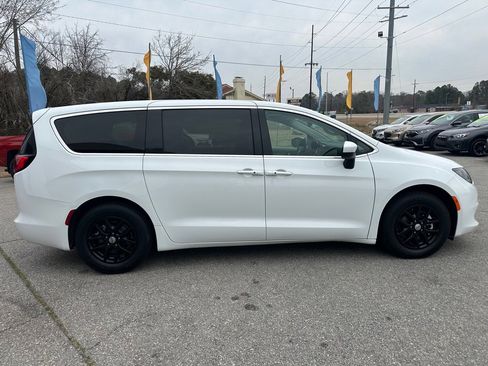 Used 2023 Chrysler Voyager LX image 6
