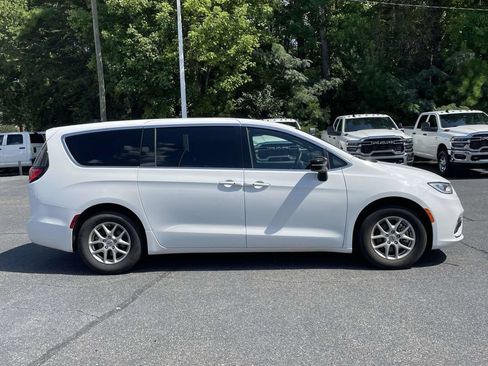 Certified 2025 Chrysler Pacifica Select FWD image 10