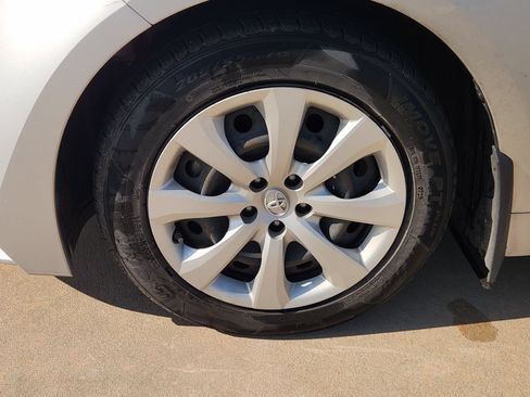 Used 2022 Toyota Corolla LE FWD image 14