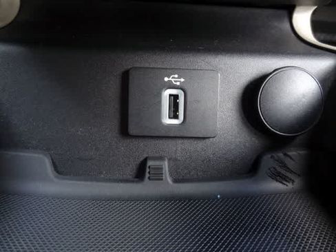Used 2018 Ford Fusion SE w/ Fusion SE Technology Package FWD image 32
