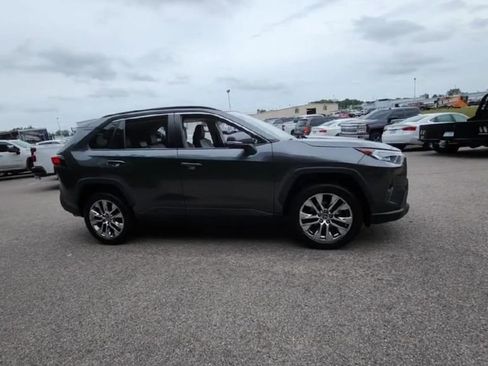 Used 2021 Toyota RAV4 XLE Premium image 6