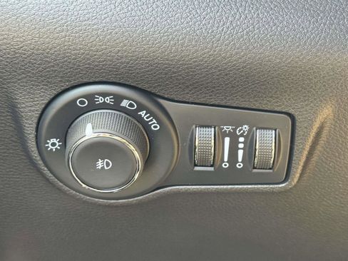 Used 2025 Jeep Compass Limited w/ Sun & Sound Group AWD/4WD image 19