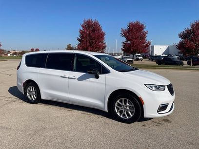 Used 2025 Chrysler Pacifica Select