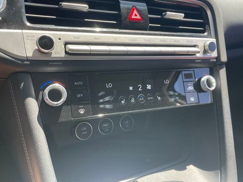 Used 2025 Genesis G70 2.5T AWD/4WD image 9