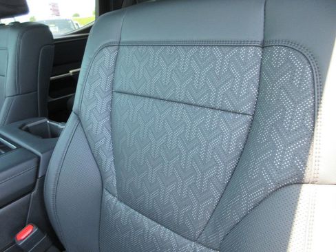 Used 2025 Toyota Tundra Limited AWD/4WD image 30