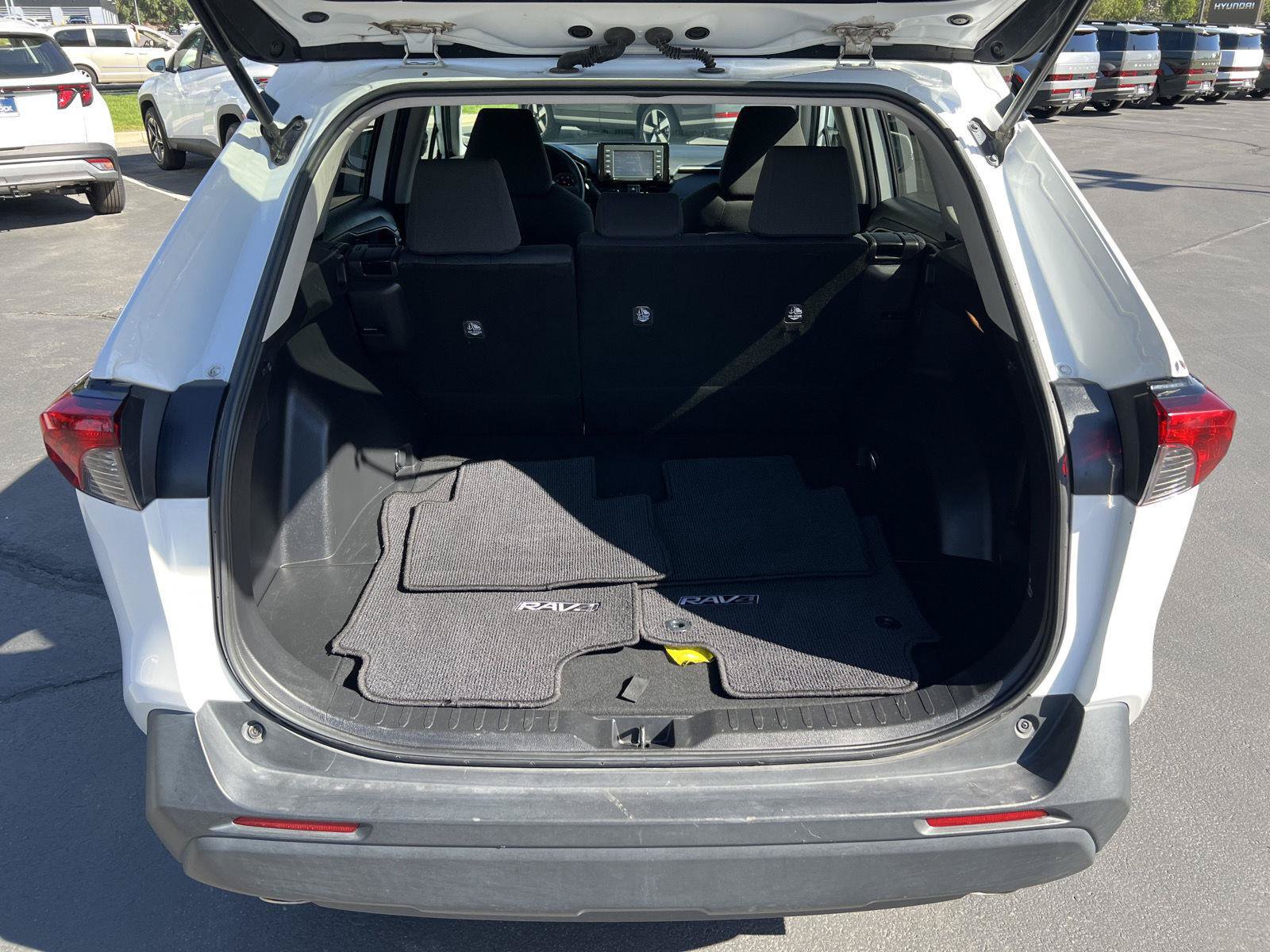 Used 2020 Toyota RAV4 XLE AWD/4WD image 17