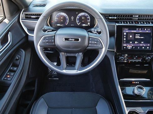 Used 2025 Jeep Grand Cherokee Altitude image 17