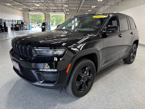 Used 2023 Jeep Grand Cherokee Limited w/ Black Appearance Package AWD/4WD image 3