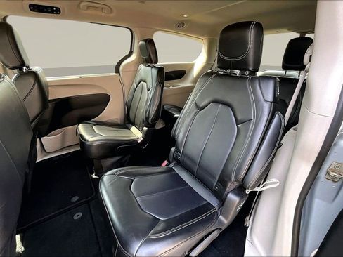 Used 2024 Chrysler Pacifica Touring-L FWD image 22