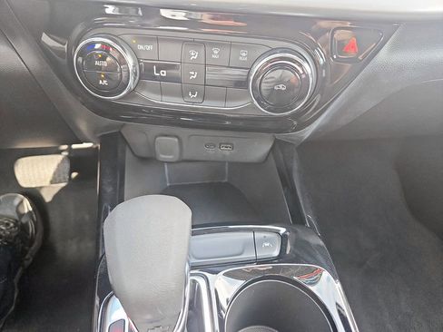 Used 2025 Chevrolet Trax LT FWD image 26
