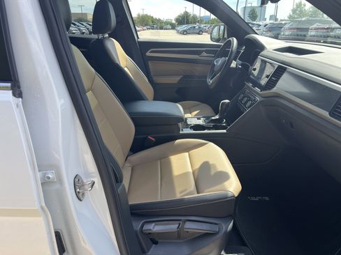 Certified 2023 Volkswagen Atlas Cross Sport SE w/ Panoramic Sunroof Package FWD image 28