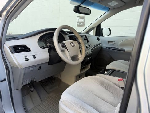 Used 2011 Toyota Sienna LE w/ Towing Pkg FWD image 9