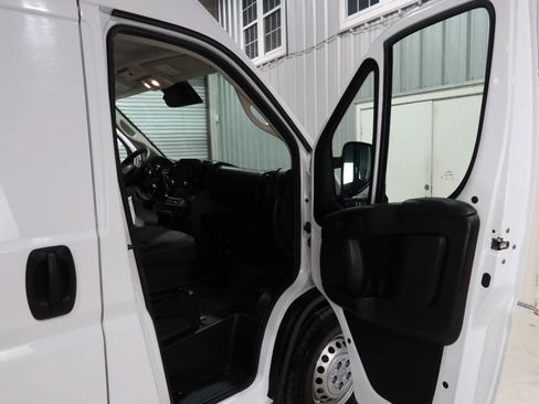 Used 2024 RAM ProMaster 2500 w/ Convenience Group FWD image 12