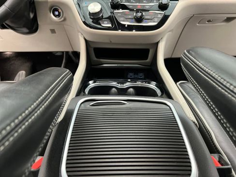 Used 2024 Chrysler Pacifica Limited FWD image 50