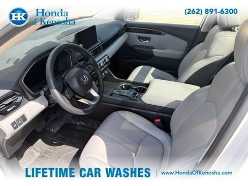 Used 2025 Honda Pilot Touring image 4