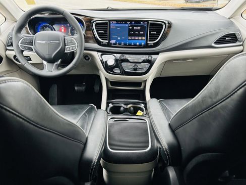 Used 2023 Chrysler Pacifica Limited image 26