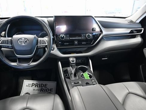 Used 2023 Toyota Highlander XLE image 14