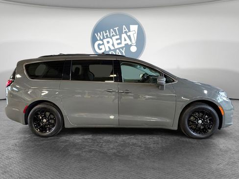 Used 2022 Chrysler Pacifica Touring-L FWD image 2