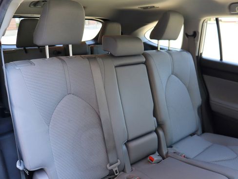 Used 2022 Toyota Highlander LE AWD/4WD image 18