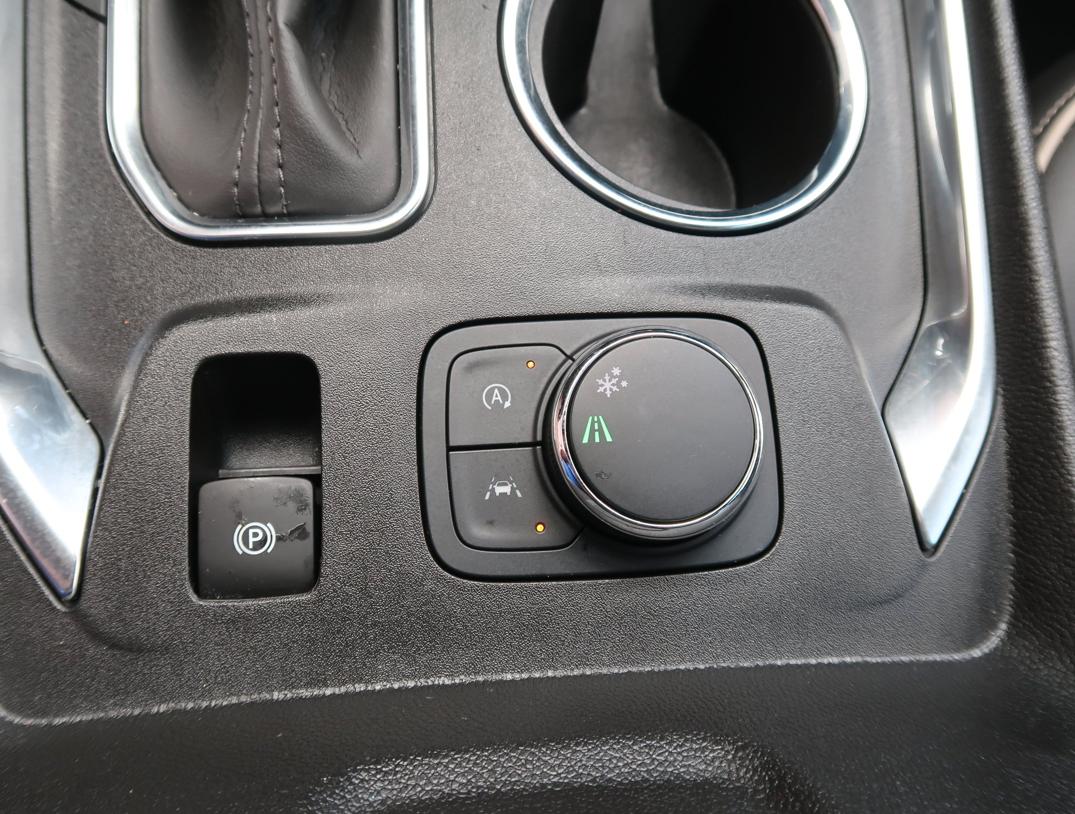 Used 2023 Chevrolet Traverse Premier w/ LPO, Cargo Package FWD image 28