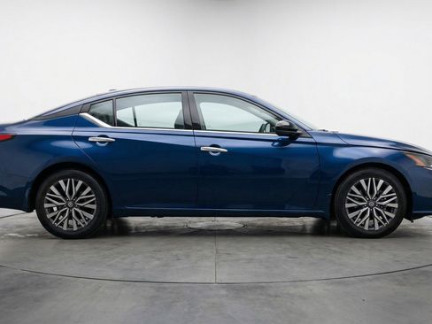 Used 2025 Nissan Altima 2.5 SV image 11