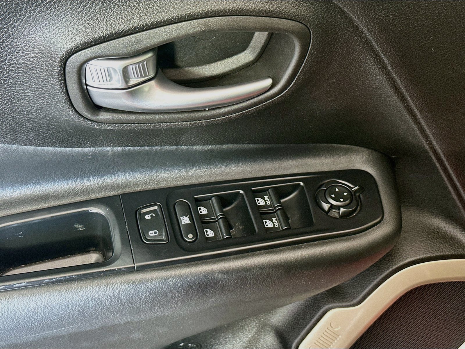 Used 2017 Jeep Renegade Limited w/ Advanced Technology Group FWD image 18