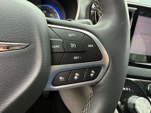 Used 2024 Chrysler Pacifica Touring-L FWD image 19