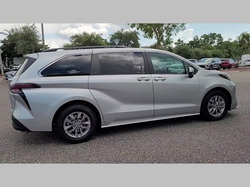 Used 2023 Toyota Sienna XLE image 31