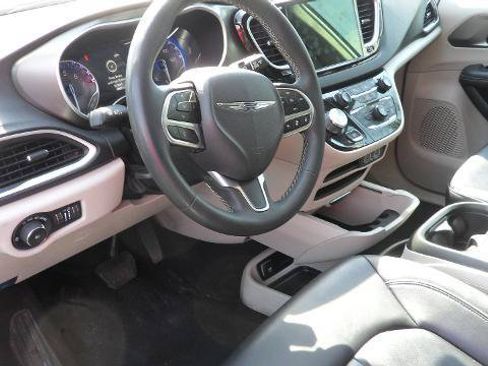 Used 2024 Chrysler Pacifica Touring-L FWD image 18