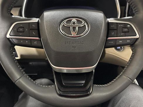 Used 2023 Toyota Highlander Limited FWD image 16