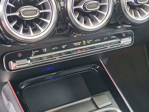 Used 2022 Mercedes-Benz GLB 250 4MATIC image 17