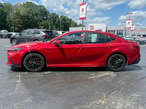 Used 2025 Toyota Camry SE FWD image 3
