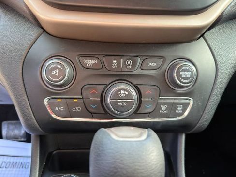 Used 2017 Jeep Cherokee Latitude w/ Comfort/Convenience Group AWD/4WD image 30