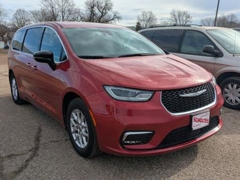 Used 2025 Chrysler Pacifica Select image 2