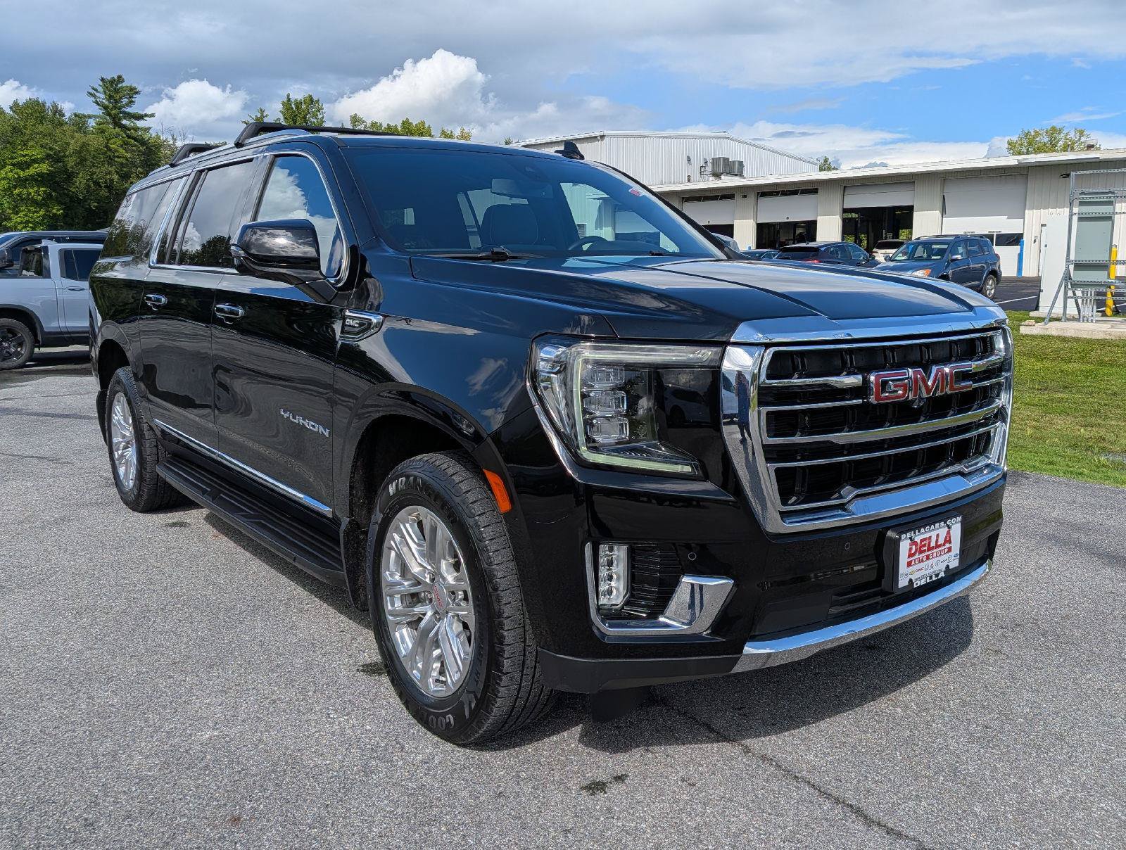 Used 2022 GMC Yukon XL SLT w/ SLT Premium Package AWD/4WD image 3