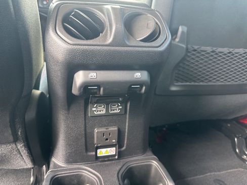 Used 2025 Jeep Wrangler Unlimited Rubicon image 10