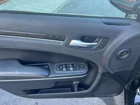 Used 2019 Chrysler 300 Limited RWD image 11