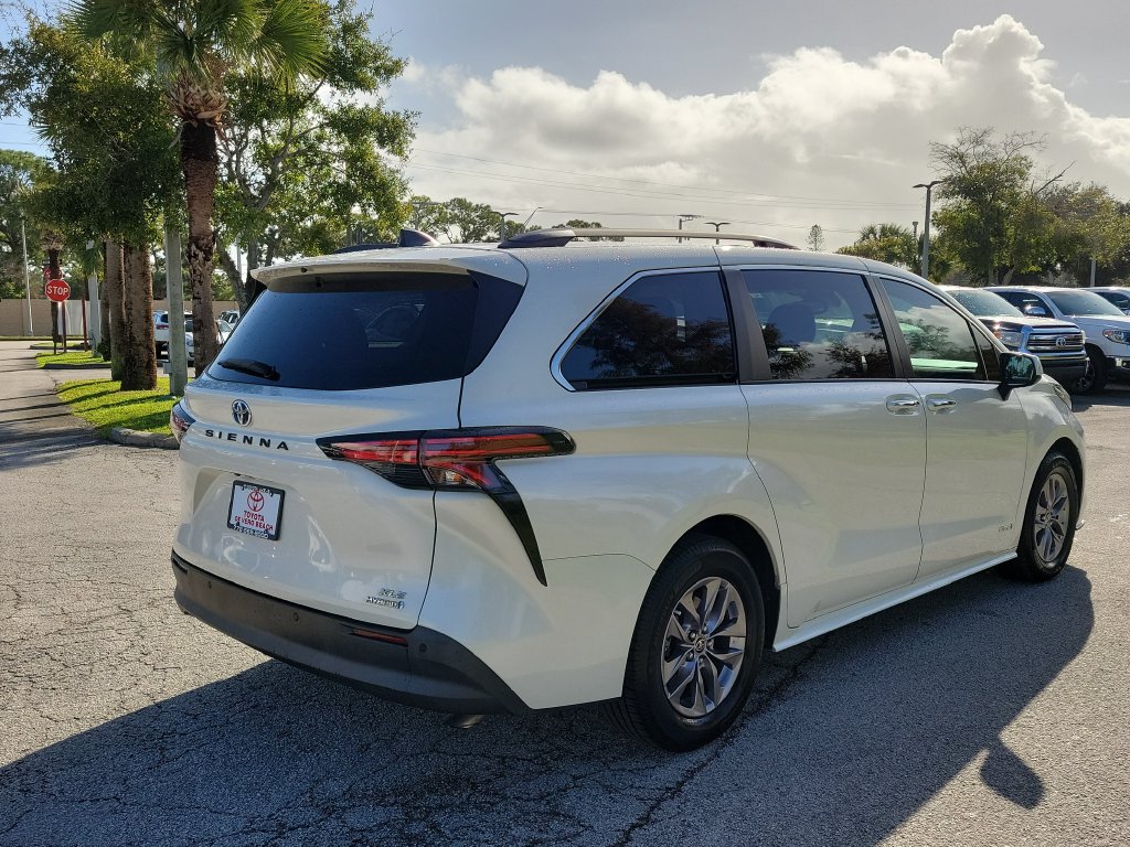 Certified 2021 Toyota Sienna XLE w/ XLE Plus Package FWD image 4