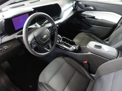 Used 2025 Chevrolet Trax LT FWD image 10