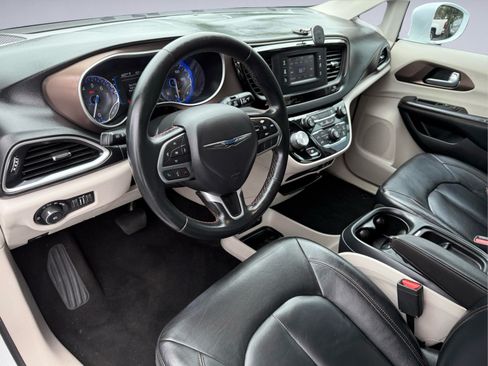 Used 2017 Chrysler Pacifica Touring-L FWD image 14