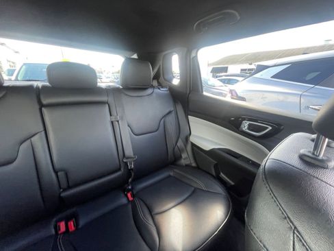 Used 2025 Jeep Compass Limited image 37