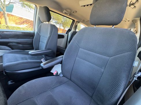 Used 2018 Dodge Grand Caravan SE w/ UConnect Hands-Free Group image 23