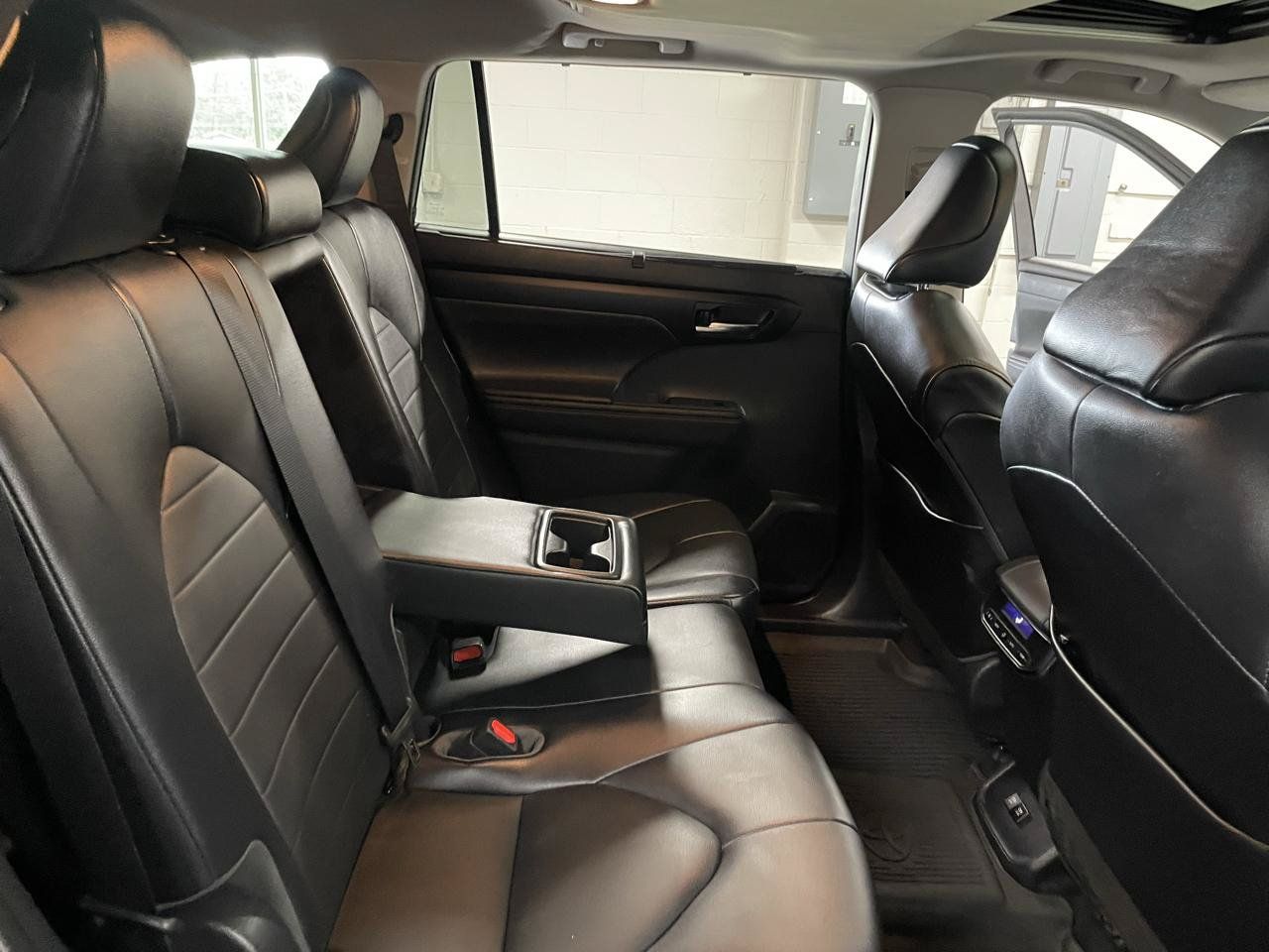 Used 2021 Toyota Highlander XLE AWD/4WD image 19