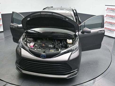 Used 2024 Toyota Sienna XLE FWD image 40