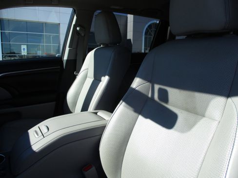 Used 2016 Toyota Highlander Limited image 39